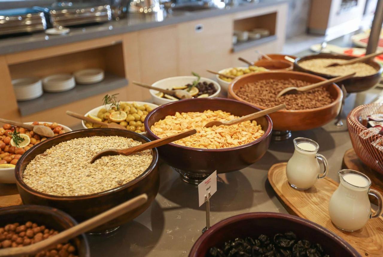 Ramada Plaza Sultanahmet Hotel Isztambul Kültér fotó A selection of cereals at a buffet